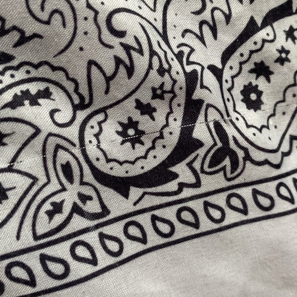 White and black paisley bandana / kerchief - Picture 13 of 17